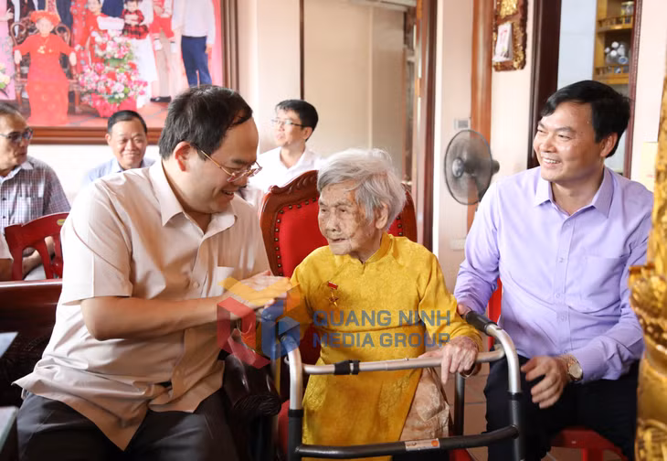 Đồng chí Quản Minh Cường, Ủy viên Trung ương Đảng, Bí thư Tỉnh ủy, Trưởng Đoàn ĐBQH tỉnh, ân cần hỏi thăm sức khỏe Mẹ Việt Nam Anh hùng Nguyễn Thị Huệ (104 tuổi) ở khu Vĩnh Tuy, phường Mạo Khê (7-2026). Ảnh: Thu Chung