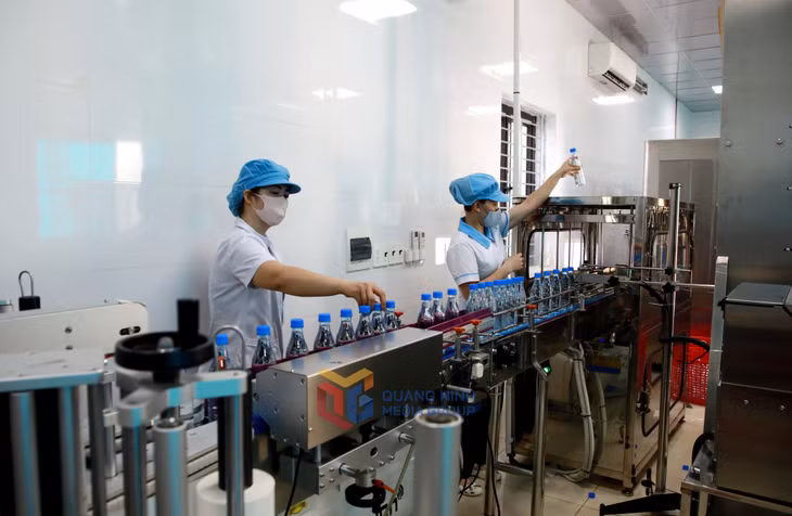 Sản xuất nước lọc đóng chai tại Xí nghiệp nước Cẩm Phả (Công ty CP Nước sạch Quảng Ninh). Ảnh: Mạnh Trường