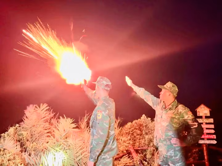 Tối ngày 3/7, Đồn Biên phòng Cô Tô đã tổ chức bắn pháo hiệu cảnh báo, phát tín hiệu kêu gọi toàn bộ tàu thuyền đang hoạt động trên biển khẩn trương vào bờ hoặc tìm nơi neo đậu an toàn để tránh trú bão. Ảnh: Thu Báu-CTV