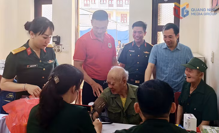 Lãnh đạo Hội Chữ thập đỏ tỉnh và Bộ Chỉ huy Quân sự tỉnh thăm hỏi, động viên các thương binh, bệnh binh tham gia chương trình khám bệnh, cấp thuốc miễn phí tại xã Tiên Yên.