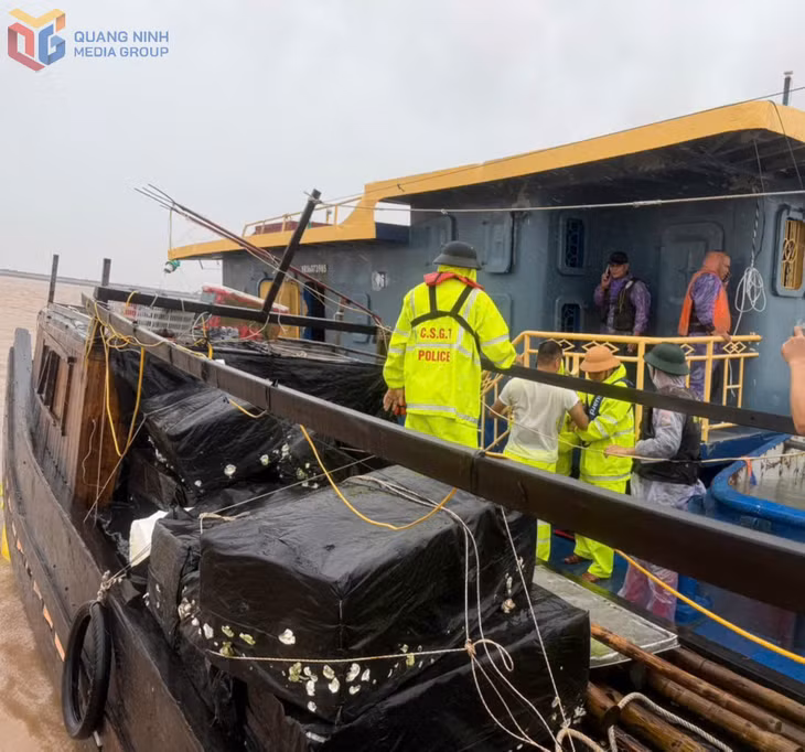 Lực lượng chức năng tiếp cận phương tiện bị chìm.