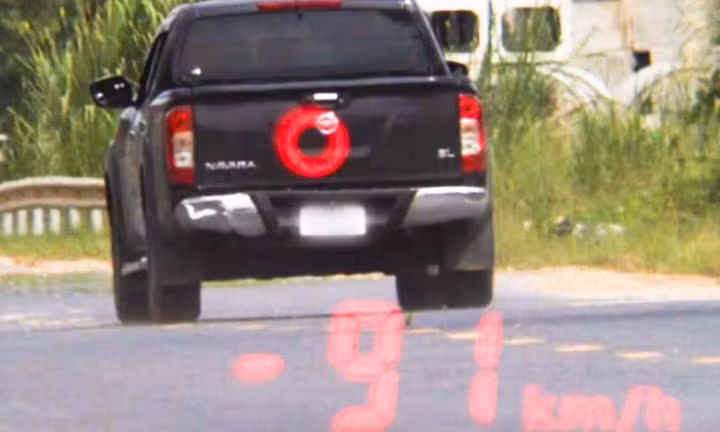 Ô tô màu đen hiệu Nissan Navara liên quan vụ việc. (Ảnh: Đội Cảnh sát giao thông đường bộ số 2, Phòng Cảnh sát giao thông Công an tỉnh Lào Cai)