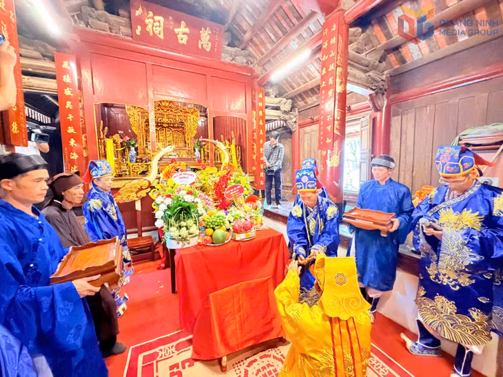 Lễ tế thần trong đình.
