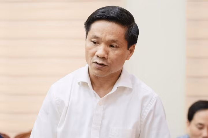 Ông Hoàng Minh Cảnh, Phó Giám đốc Sở Giáo dục và Đào tạo Tuyên Quang phát biểu tại họp báo.