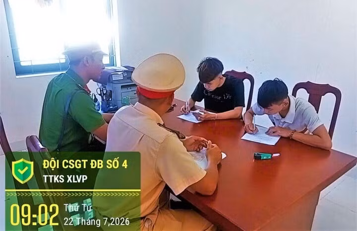 Nhóm thanh thiếu niên tại Cơ quan Công an (Ảnh: Công an cung cấp)