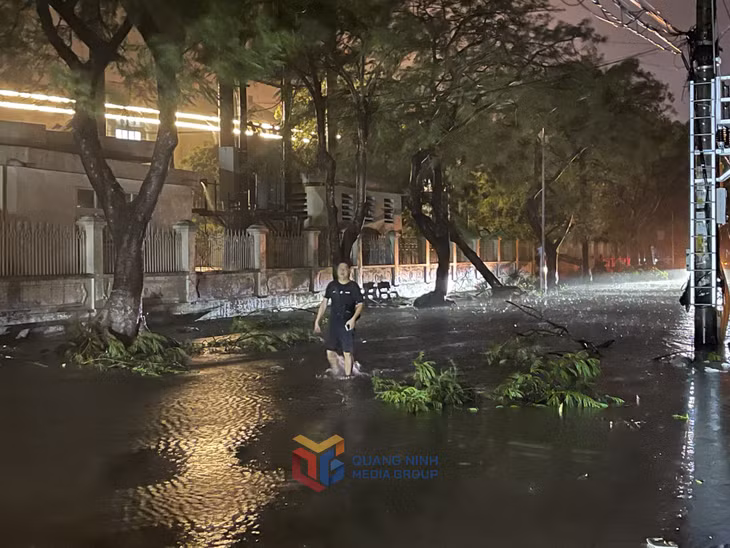 Nhiều tuyến phố cũng xảy ra tình trạng ngập úng cục bộ khiến việc đi lại và tham gia giao thông của người dân gặp nhiều khó khăn.