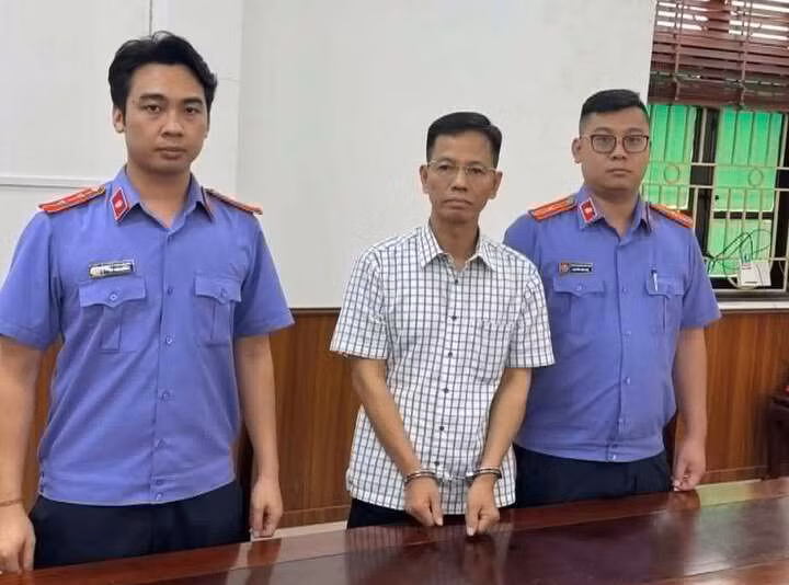 Nguyễn Đăng Phong, nguyên Thẩm phán TAND TP Hà Nội (ở giữa) bị khởi tố, bắt tạm giam.