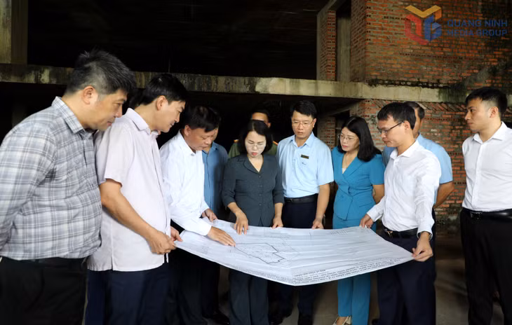 Tổ công tác kiểm tra hiện trạng dự án Tòa nhà chung cư kết hợp dịch vụ Quawaco của Công ty CP Nước sạch Quảng Ninh làm chủ đầu tư tại phường Hạ Long. Ảnh: Mạnh Trường
