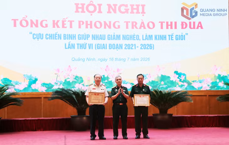 Thượng tướng Phạm Hồng Hương, Phó Chủ tịch Hội Cựu chiến binh Việt Nam, trao Bằng khen của Hội Cựu chiến binh Việt Nam cho các cá nhân có thành tích xuất sắc.