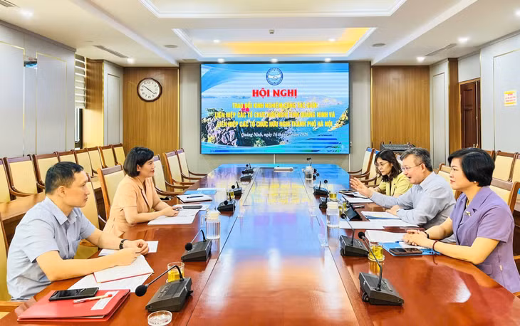 Đồng chí Nguyễn Ngọc Kỳ, Chủ tịch Liên hiệp các tổ chức hữu nghị TP Hà Nội, Trưởng đoàn công tác, phát biểu tại buổi làm việc với Liên hiệp các tổ chức hữu nghị tỉnh Quảng Ninh.