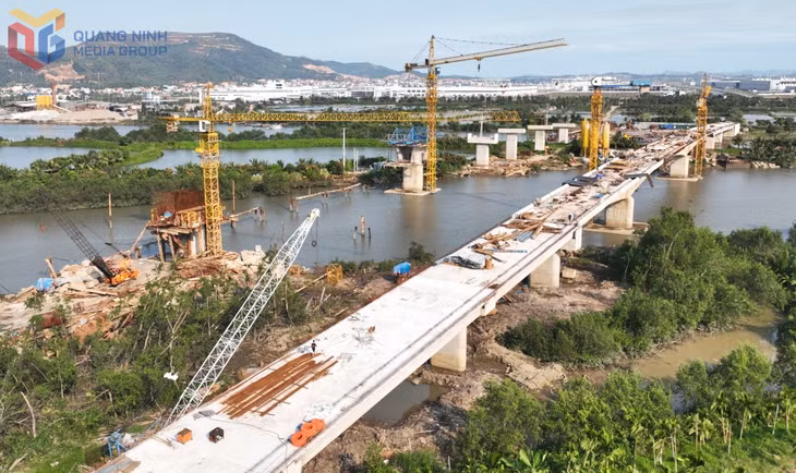 Dự án đường ven sông đang được đẩy mạnh thi công, quyết tâm hoàn thành trong năm 2026. Ảnh: Đỗ Phương