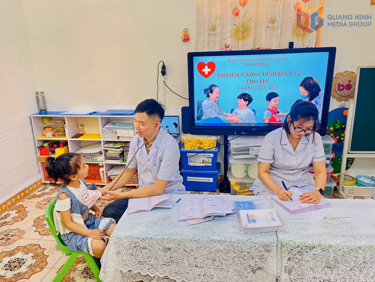 Trạm Y tế phường Quang Hanh tổ chức khám sức khỏe định kỳ cho trẻ em tại trường Mầm non Quang Hanh.