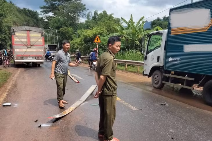 Hiện trường vụ tai nạn trên Quốc lộ 6, đoạn qua bản Đán, xã Yên Châu khiến một người tử vong. Ảnh: Hoàng Trung Lập