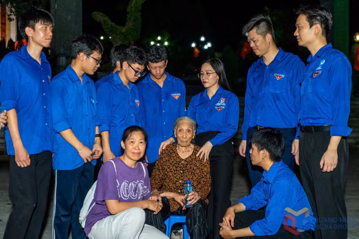 ... và xúc động kể những hồi ức còn lại về tuổi 20 của người con trai với đoàn viên, thanh niên tỉnh Quảng Ninh, gửi gắm niềm tin vào thế hệ tiếp nối.