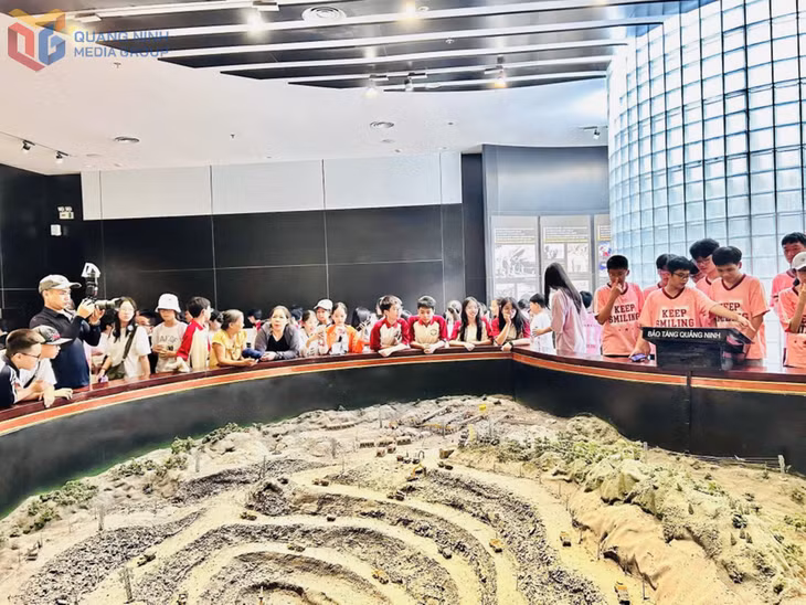 Bảo tàng Quảng Ninh thu hút lượng lớn khách tham quan trong dịp hè.