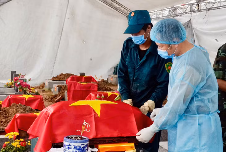 Tổ lấy mẫu số 2 thực hiện các quy trình lấy mẫu hài cốt liệt sĩ phục vụ giám định ADN.