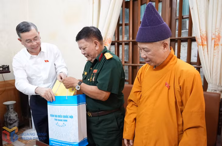 Thay mặt ĐBQH tỉnh, đồng chí Ngô Văn Tuấn, Ủy viên BCH Trung ương Đảng, Bộ trưởng Bộ Tài chính, ĐBQH tỉnh, tặng quà cho thương binh Hà Xuân Hới (phường Việt Hưng).