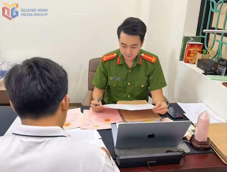 Văn phòng Cơ quan CSĐT Công an tỉnh hướng dẫn công dân trình báo hành vi sử dụng Giấy CNQSDĐ giả để lừa đảo chiếm đoạt tài sản. Ảnh: Công an tỉnh cung cấp