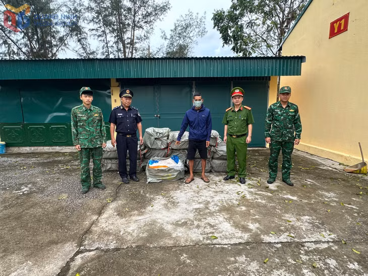 Đối tượng Nguyễn Văn Lực cùng tang vật là 800kg nầm lợn đông lạnh bị bắt giữ tại Đồn Biên phòng Trà Cổ.
