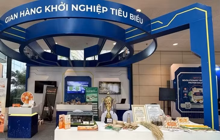 Gian trưng bày sản phẩm tái chế tại Triển lãm về tăng trưởng xanh trong khuôn khổ Hội nghị thượng đỉnh Diễn đàn Đối tác vì tăng trưởng xanh và mục tiêu toàn cầu 2030 (P4G) lần thứ tư tại Hà Nội, tháng 4/2025.