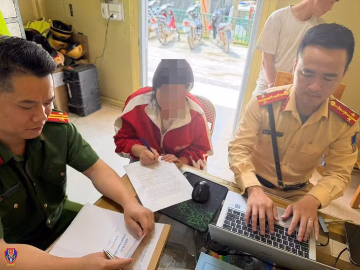 Từ thông tin trên mạng xã hội, CSGT Lào Cai xử lý nghiêm trường hợp không đội mũ bảo hiểm, chở trẻ nhỏ gây mất ATGT ảnh 2