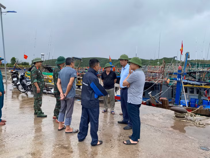 Khu neo đậu Tiến Tới tiếp nhận 196 phương tiện của địa phương và 20 tàu cá của các tỉnh, thành phố khác đến tránh trú. Toàn bộ tàu thuyền đã được chằng buộc chắc chắn, không còn phương tiện hoạt động trên biển. 