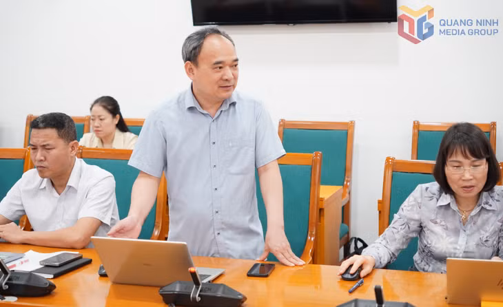Lãnh đạo Trường Chính trị Vũ Văn Hiếu phát biểu ý kiến tại cuộc họp.