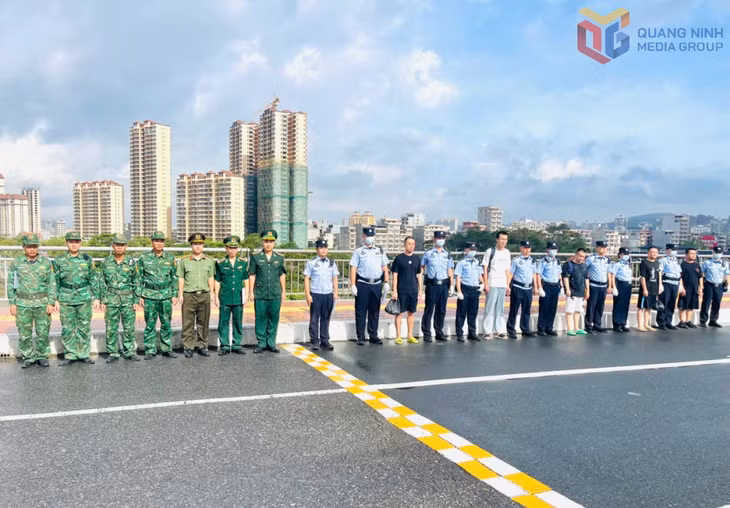 Phòng PA09, Công an tỉnh Quảng Ninh trao trả 5 đối tượng người Trung Quốc vi phạm pháp luật Việt Nam.