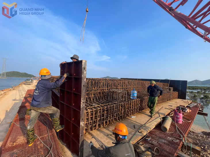 Thi công công trình cầu Sông Mang, xã Quan Lạn, đặc khu Vân Đồn.