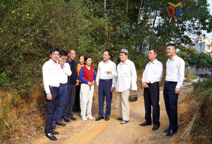 Lãnh đạo Đảng ủy, UBND phường Uông Bí trao đổi với hộ dân bị ảnh hưởng bởi dự án mở rộng, nâng cấp Bệnh viện Việt Nam - Thụy Điển Uông Bí.