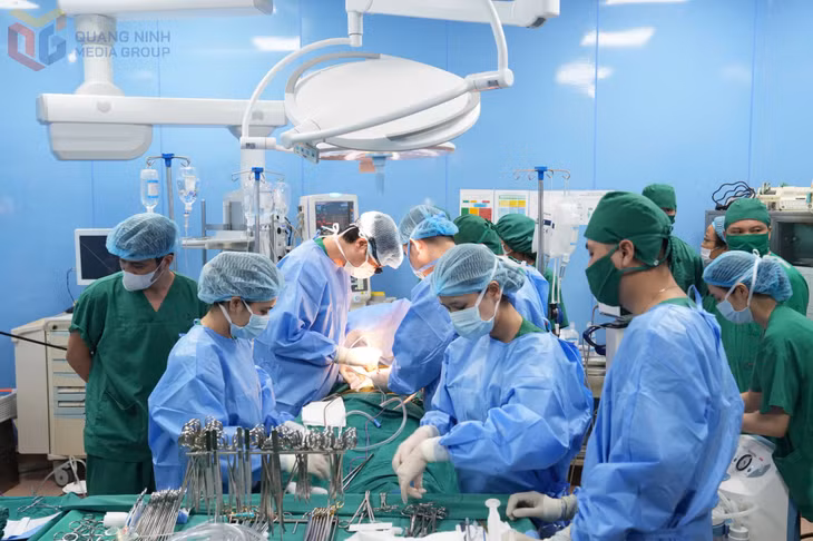 Các ekip đến từ nhiều bệnh viện trong toàn quốc, trong đó xa nhất là từ Bệnh viện Nhi Đồng 2, TP Hồ Chí Minh, cùng tham gia vào ca phẫu thuật.