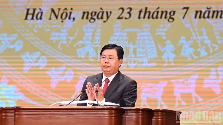 Quyền Bộ trưởng Nội vụ Nguyễn Tiến Hải báo cáo tại hội nghị. (Ảnh: TRẦN HẢI)