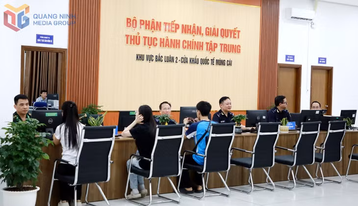 Bộ phận tiếp nhận, giải quyết TTHC tập trung tại cửa khẩu Bắc Luân II khai trương, đi vào hoạt động từ ngày 13/6/2026, tạo thuận lợi cho các doanh nghiệp thực hiện thủ tục xuất nhập cảnh, xuất nhập khẩu.