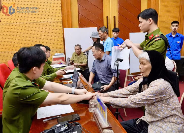 Điểm thu nhận mẫu tại hội trường UBND phường Đông Triều là nơi có số lượng thân nhân cần lấy mẫu lớn nhất toàn tỉnh.