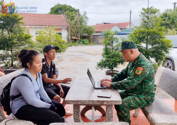 Cán bộ Đồn Biên phòng Bắc Sơn lấy lời khai các đối tượng. 