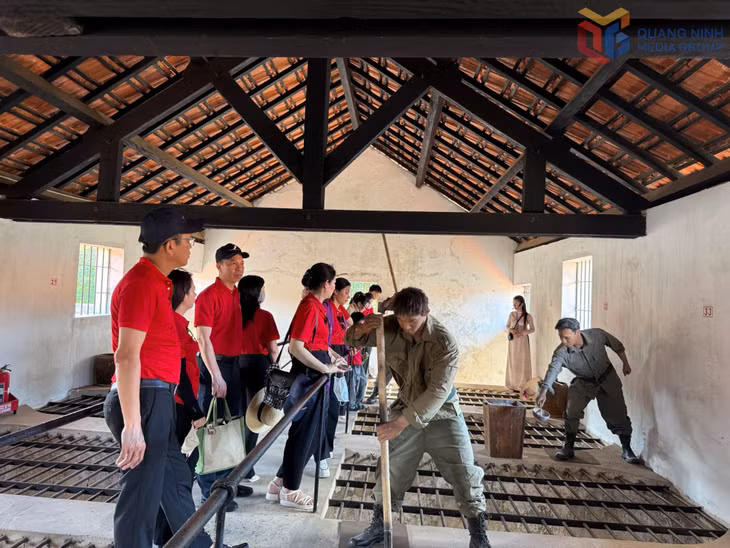 Đoàn công tác dâng hương tại phần mộ Anh hùng liệt sĩ Vũ Văn Hiếu ở Nghĩa trang Hàng Dương, Côn Đảo. Ảnh: Phan Yến