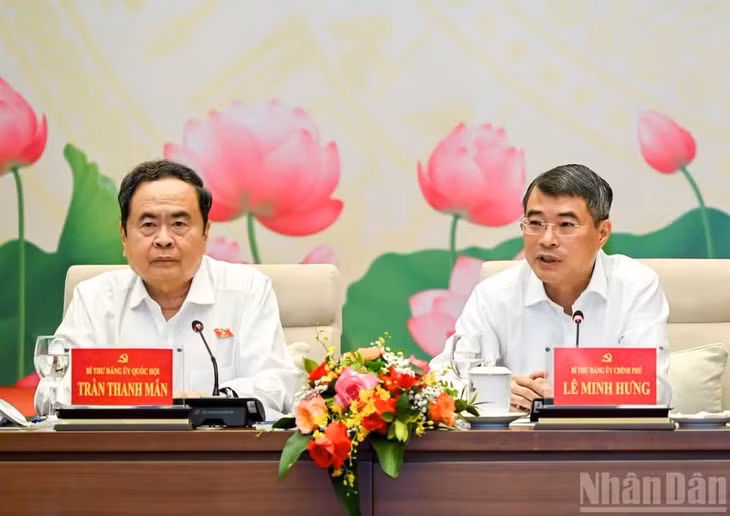 Bí thư Đảng ủy Quốc hội, Chủ tịch Quốc hội Trần Thanh Mẫn và Bí thư Đảng ủy Chính phủ, Thủ tướng Chính phủ Lê Minh Hưng chủ trì hội nghị. (Ảnh: DUY LINH)