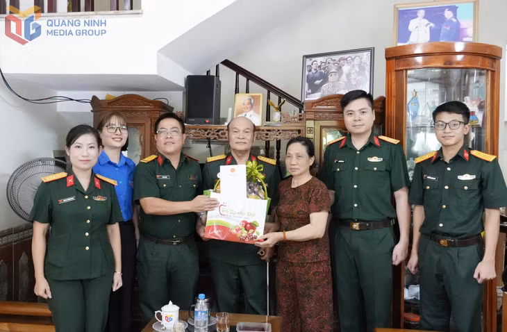 Đoàn Thanh niên Cơ quan Binh đoàn 19 tổ chức đến thăm, tặng quà ông Lê Long Triệu (thương binh 1/4, trú tại phường Hạ Long).