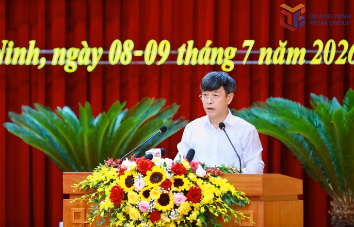 Đồng chí Đinh Ngọc Sơn, Phó Giám đốc Sở Giáo dục và đào tạo trình bày tóm tắt tờ trình tại kỳ họp.