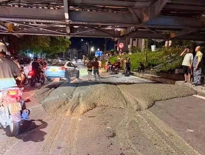 Khoảng 1m³ bê tông tươi trên xe bị rơi xuống mặt đường.