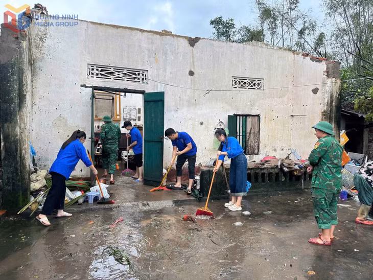 Thanh niên phường Móng Cái 1 chung sức hỗ trợ người dân khắc phục hậu quả do bão số 1.
