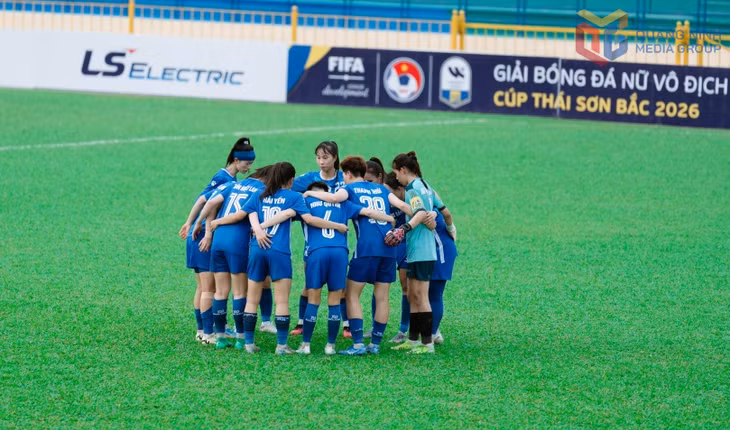 Toàn đội hội ý trước tiếng còi khai cuộc...