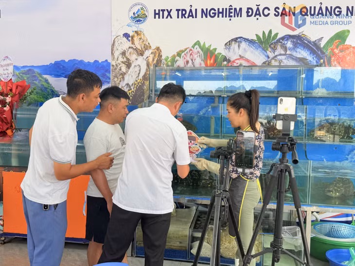 Khách hàng quét mã QR để tìm hiểu thông tin về các quầy hàng.