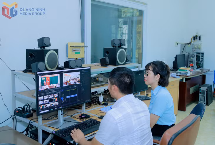 Chị Đinh Thị Hồng Ngát, cán bộ Trung tâm Cung ứng dịch vụ phường Đông Triều, phát huy vai trò truyền thông cơ sở trong nắm bắt thực tiễn, cung cấp thông tin, phối hợp cùng Báo và Phát thanh, Truyền hình Quảng Ninh phản ánh kịp thời các hoạt động, sự kiện trên địa bàn.