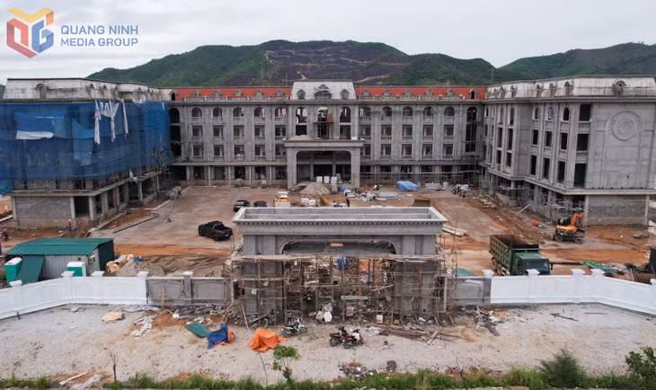 Trường THCS Hạ Long (đặc khu Vân Đồn) đã tổ chức thi công đạt trên 50% khối lượng các phần việc, quyết tâm hoàn thành trước khai giảng năm học mới 2026-2027.