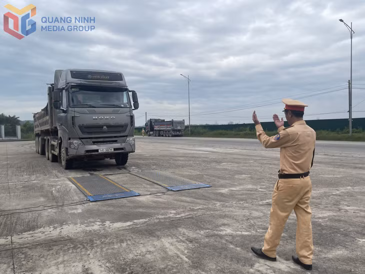 Đội CSGT Đường bộ số 2, Phòng CSGT Công an tỉnh, tổ chức kiểm tra tải trọng phương tiện trên QL279 đoạn đi qua địa bàn phường Cao Xanh.