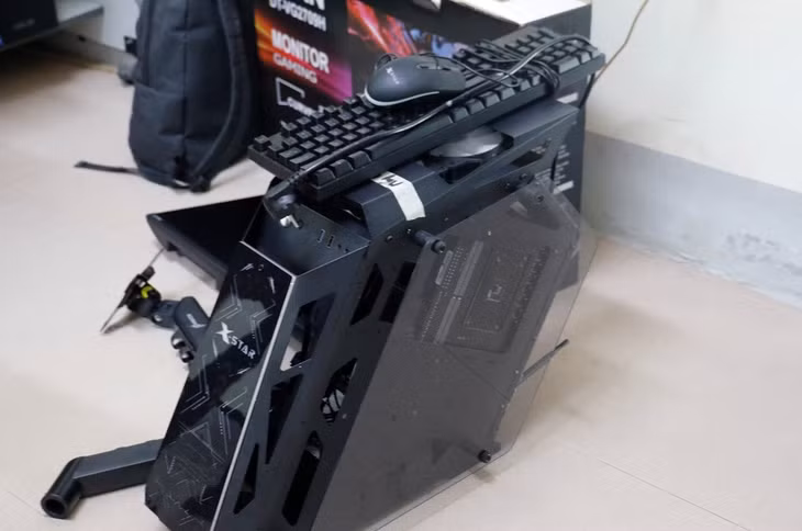Tang vật thu giữ trong vụ triệt phá đường dây mua, bán trái phép hơn 50 triệu dữ liệu cá nhân. Ảnh: Công an Nghệ An