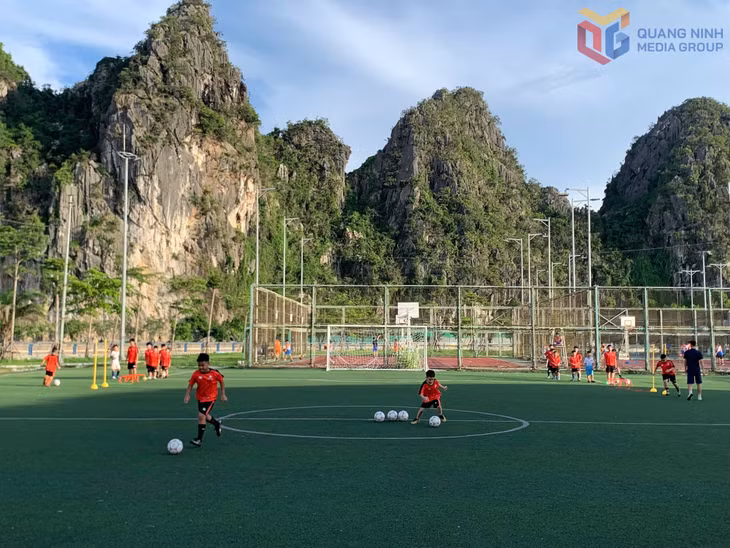 Lớp học bóng đá tại Cung Văn hoá thanh thiếu nhi Quảng Ninh.