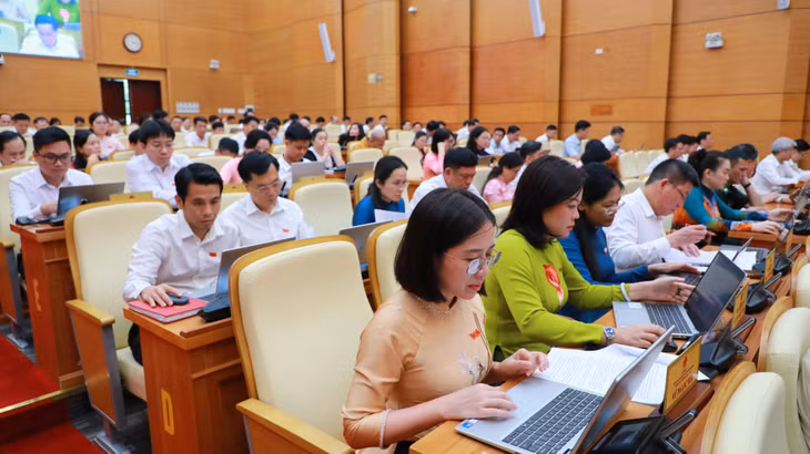 Các đại biểu HĐND tỉnh nghiên cứu báo cáo, tờ trình, dự thảo nghị quyết trình tại kỳ họp.