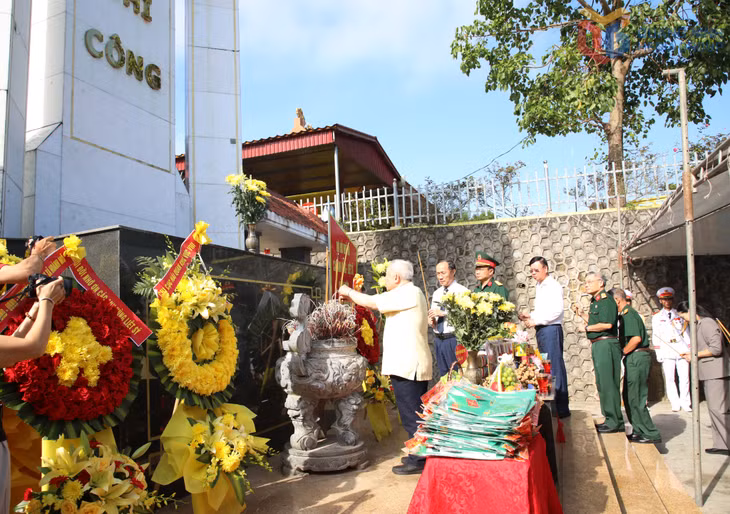 Các đại biểu dâng hương tại Đài tưởng niệm Anh hùng liệt sĩ tại Cao Ba Lanh.